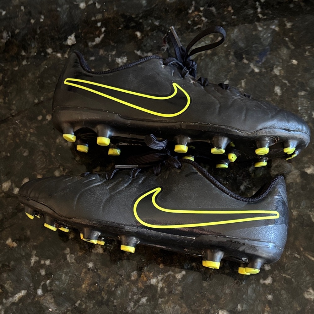 Nike Youth Tiempo Legend 10 Soccer Cleats! Child 2.5